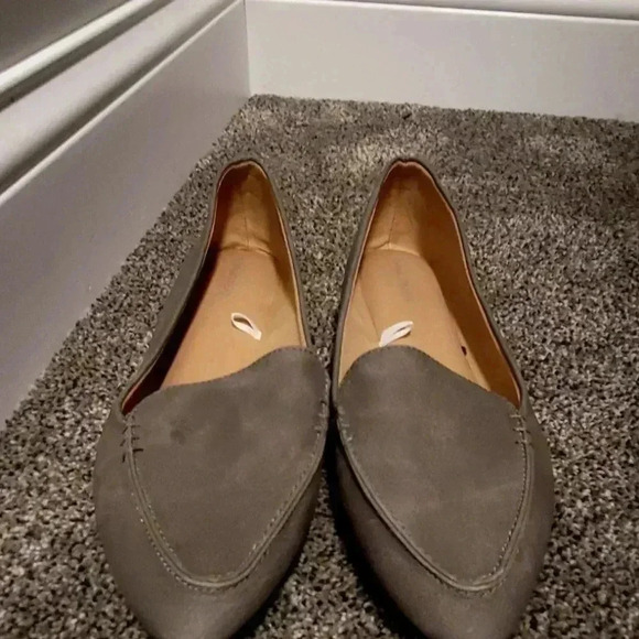 Shoes - Woman's gray flats size 9 never worn faux suede